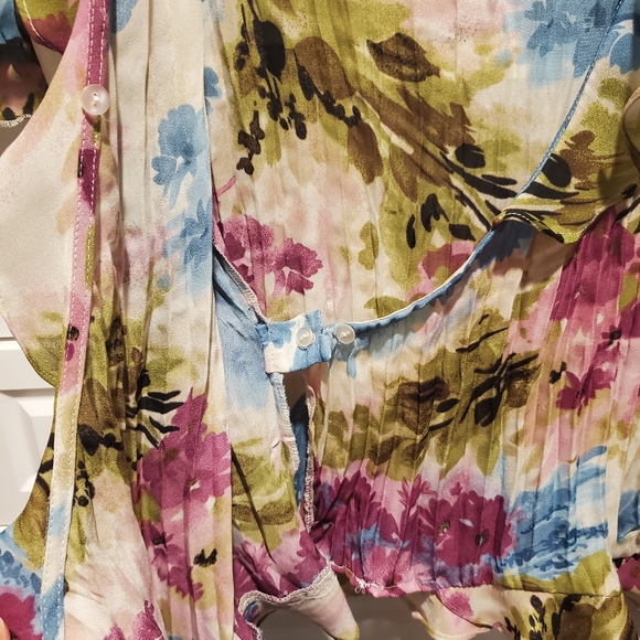 Sunny Leigh Floral Blouse - Picture 3 of 5